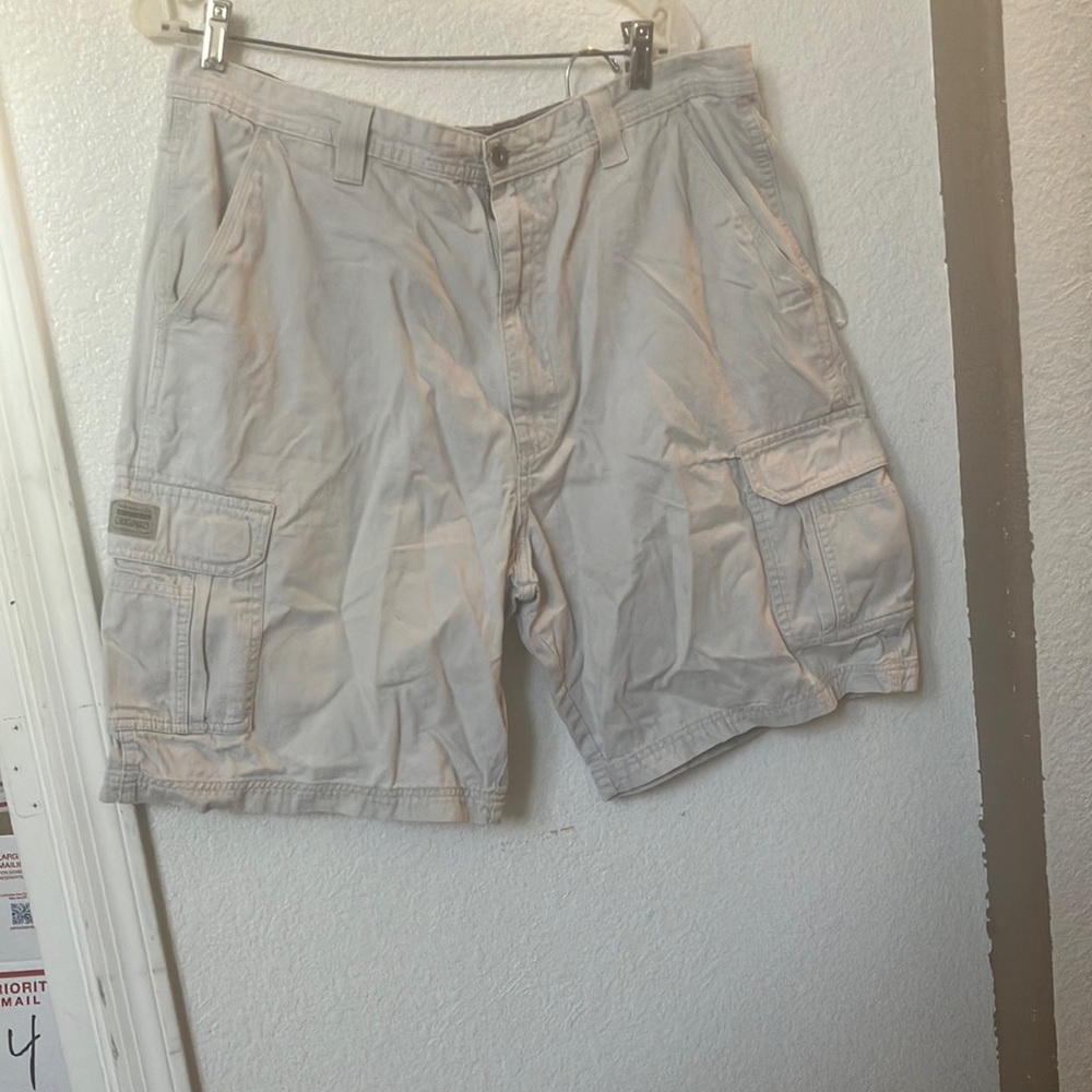 FINAL MARKDOWN Men’s wrangler cargo shorts 38